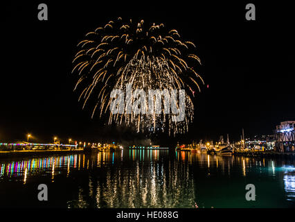 Newlyn, Cornwall, UK. 16. Dezember 2016. Die jährliche Einschalten der Newlyn Harbour Lights, gekennzeichnet durch die Ankunft des Weihnachtsmanns auf der RNLI-Rettungsboot ankommen. Stockfoto