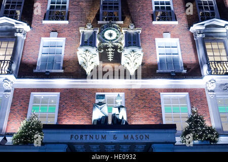 London, UK. 16. Dezember 2016. Fortnum and Mason Weihnachtsschmuck und Schaufenster. © Claire Doherty/Alamy Live News Stockfoto