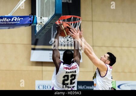 Newcastle, UK, 16. Dezember 2016.  Newcastle Eagles schlagen London Lions 89 Vs 82 in einem aufregenden BBL Pokal Halbfinale Basketballspiel.  London Lion Rashad Hassan (22) und Navid Nitash (08) gehen für das Netz.  © Pmgimaging/Alamy Live-Nachrichten Stockfoto