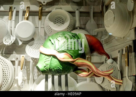 London, UK. 16. Dezember 2016. Fortnum and Mason Weihnachtsschmuck und Schaufenster. © Claire Doherty/Alamy Live News Stockfoto