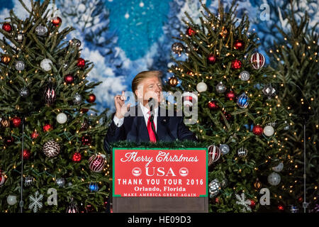 Orlando, Florida, USA. 16. Dezember 2016. Präsident wählen Donald Trump Speakes dem Publikum während seiner vielen Dank Tour auf Freitag, 16. Dezember 2016 in Central Florida Fair großzügig in Orlando, Florida. © Foto Zugang/Alamy Live-Nachrichten Stockfoto