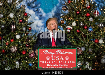 Orlando, Florida, USA. 16. Dezember 2016. Präsident wählen Donald Trump Speakes dem Publikum während seiner vielen Dank Tour auf Freitag, 16. Dezember 2016 in Central Florida Fair großzügig in Orlando, Florida. © Foto Zugang/Alamy Live-Nachrichten Stockfoto