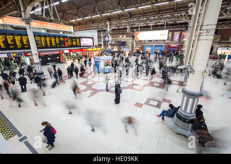 Pendler gesehen während der Hauptverkehrszeit am Victoria-Bahnhof in London, Vereinigtes Königreich. Stockfoto