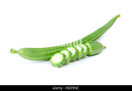 frische Luffa Acutangula isoliert auf weiss Stockfoto