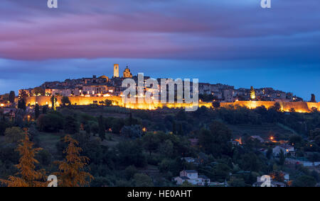 Dämmerung über mittelalterliche Stadt von St Paul de Vence, Provence, Frankreich Stockfoto