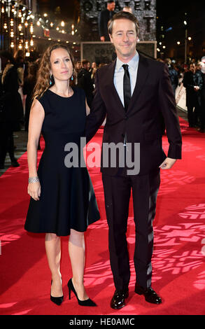 Shauna Robertson und Edward Norton, die Teilnahme an der Europa-Premiere von Sicherheiten Schönheit, statt im Vue am Leicester Square, London. PRESSEVERBAND Foto. Bild Datum: Donnerstag, 15. Dezember 2016. PA-Geschichte-SHOWBIZ-Schönheit zu sehen. Bildnachweis sollte lauten: Ian West/PA Wire Stockfoto