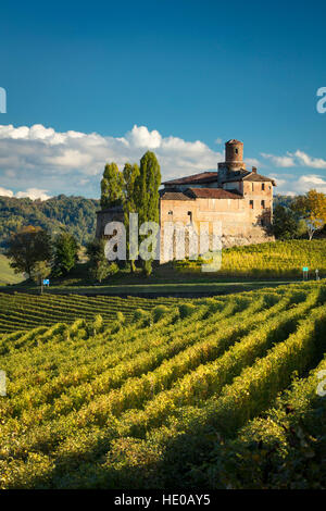 Herbst abends Sonnenlicht auf Castello Della Volta und Weinberge in der Nähe von Barolo, Piemont, Italien Stockfoto