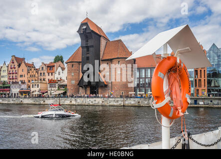 Polen, Pommern, Gdansk (Danzig), Mottlau mit der berühmten mittelalterlichen Hafenkran (Krantor / Brama Zuraw) Stockfoto