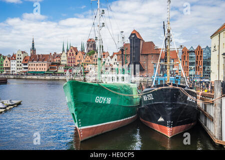 Polen, Pommern, Gdansk (Danzig), Blick auf die legendären mittelalterlichen Hafenkran (Krantor/Brama Żuraw) von Oliwianka Island (Bleihof) Stockfoto