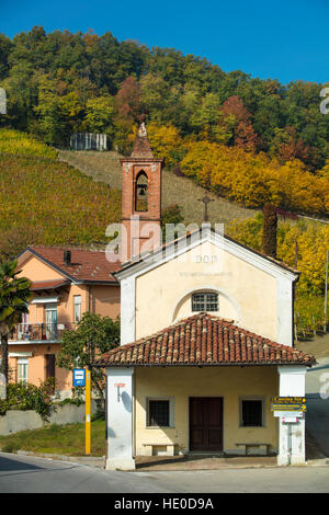 Herbstfarben oben am Straßenrand Kapellchen in Monforte d ' Alba, Piemont, Italien Stockfoto