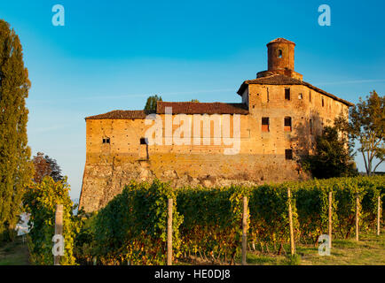 Festlegen von Sonnenlicht auf Castello della Volta in der Nähe von Barolo, Piemont, Italien Stockfoto