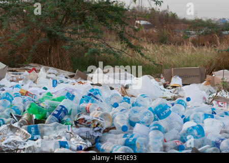 HYDERABAD, Indien - APRIL 08,2012 leeren Wasserflaschen Müll außerhalb einer Ausstellung in Hyderabad Stockfoto