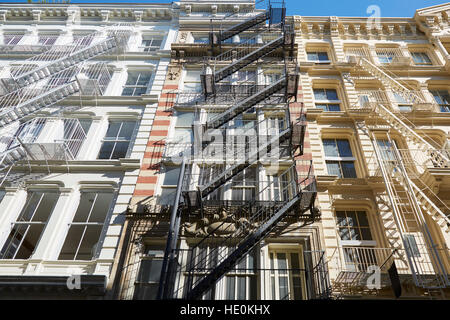 Typische Gebäudefassaden mit Feuerleiter Treppen, sonnigen Tag in Soho, New York Stockfoto