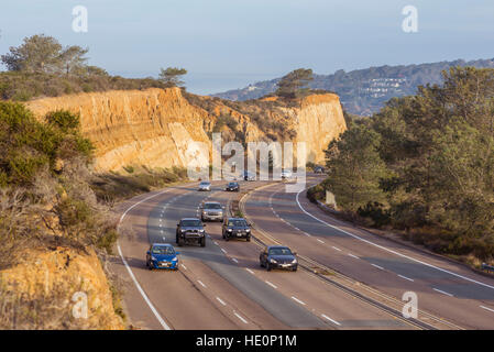 Pkw-Verkehr auf North Torrey Pines Road in La Jolla, San Diego, Kalifornien, USA. Stockfoto
