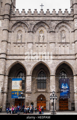 Außeneingang an der Notre Dame Basilika Montreal liegt am Place d' Armes, Montreal, Quebec, Kanada Stockfoto