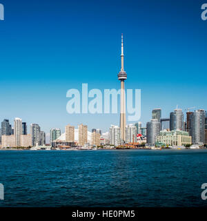 Die hoch aufragenden CN Tower in Toronto, Kanada. CN Tower ist eines der höchsten Gebäude der Welt mit einer Höhe von 553m. Stockfoto