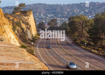 Pkw-Verkehr auf North Torrey Pines Road in La Jolla, San Diego, Kalifornien, USA. Stockfoto