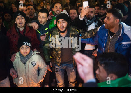 Brüssel, Belgien. 15. Dezember 2016. Demonstranten versammeln und schreien Parolen auf dem Platz der Grand Place in Brüssel in Solidarität mit den Menschen in Aleppo. © Frederik Sadones/Pacific Press/Alamy Live-Nachrichten Stockfoto