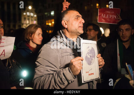 Brüssel, Belgien. 15. Dezember 2016. Demonstranten versammeln und schreien Parolen auf dem Platz der Grand Place in Brüssel in Solidarität mit den Menschen in Aleppo. © Frederik Sadones/Pacific Press/Alamy Live-Nachrichten Stockfoto