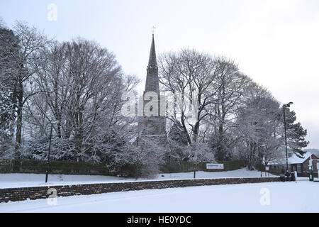 Str. Marys Kirche, Princes Risborough, im Schnee Stockfoto