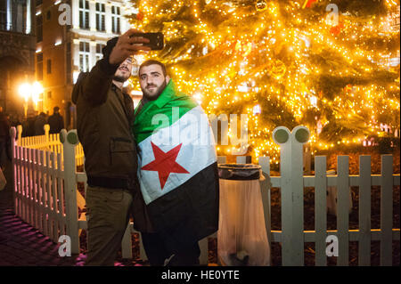 Brüssel, Belgien. 15. Dezember 2016. Zwei Syrer, einer gekleidet in einer syrischen Flagge posieren vor der Feiertagsbonus Baum auf dem Grand Place Platz in Brüssel bei einer Totenwache in Solidarität mit den Menschen in Aleppo. © Frederik Sadones/Pacific Press/Alamy Live-Nachrichten Stockfoto