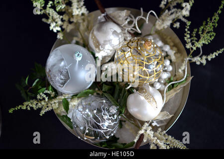 Traditioneller Luxus Glas Weihnachtskugeln mit Bändern Stockfoto