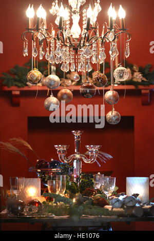 Weihnachts-Tisch set mit Kugeln auf einem Kronleuchter Stockfoto