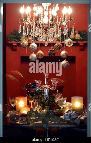 Weihnachts-Tisch set mit Kugeln auf einem Kronleuchter Stockfoto