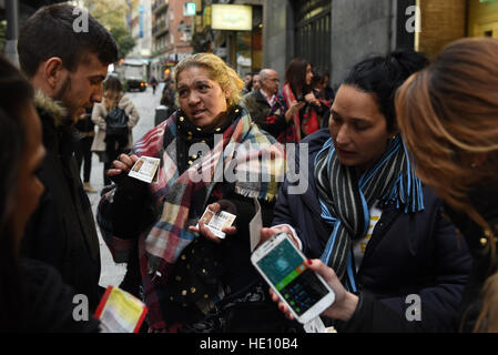 Madrid, Spanien. 15. Dezember 2016. Zwei Frauen verkaufen Weihnachten Lottoscheine in Madrid. © Jorge Sanz/Pacific Press/Alamy Live-Nachrichten Stockfoto