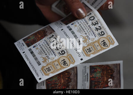 Madrid, Spanien. 15. Dezember 2016. Spanische Weihnachten El Gordo-Lotterie-Tickets. © Jorge Sanz/Pacific Press/Alamy Live-Nachrichten Stockfoto