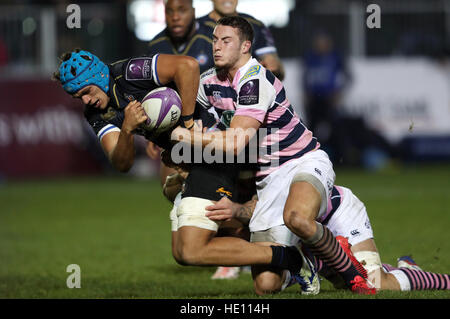 Bad Zach Mercer von Cardiff Jarrad Hoeata und Steven Shingler während der European Challenge Cup, vier Spiel Pool im Spielgelände, Bad in Angriff genommen wird. Stockfoto