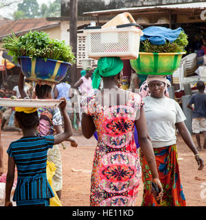 Afrikanische Frauen tragen, Schalen und Schüsseln Stockfoto