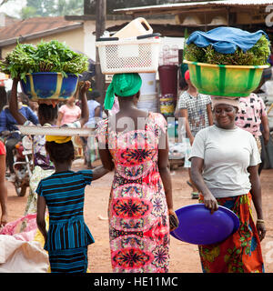 Afrikanische Frauen tragen, Schalen und Schüsseln Stockfoto