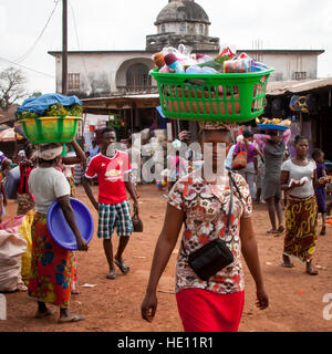 Belebten Straße in Makeni, Sierra Leone Stockfoto