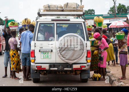 Snackangebote im Rastplatz in Sierra Leone. Afrikanischer Raststopp - ein Reisender muss nicht zum Kiosk laufen Stockfoto