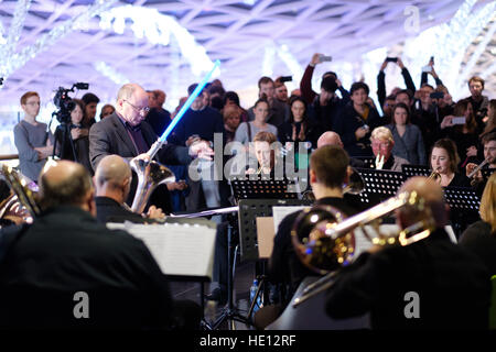 REDAKTIONELLE VERWENDUNG NUR Fans, die an Vue im Westfield White City teilnehmen, werden von der Symphonic Brass of London mit einer Live-Aufführung der ikonischen Musik von John Williams aus „Star Wars“ verwöhnt, um die landesweite Veröffentlichung von „Rogue One: A Star Wars Story“ in den Kinos zu feiern. Stockfoto