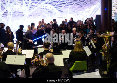 REDAKTIONELLE VERWENDUNG NUR Fans, die Vue im Westfield White City besuchen, werden mit einer Live-Performance von John Williams' ikonischer Musik aus 'Star Wars' verwöhnt, die von The Symphonic Brass of London aufgeführt wird, um die landesweite Veröffentlichung von 'Rogue One: A Star Wars Story' in Kinos zu feiern. Stockfoto