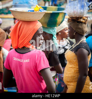 Frauen in Tombo, Sierra Leone, Schalen und Tabletts auf Kopf tragen Stockfoto