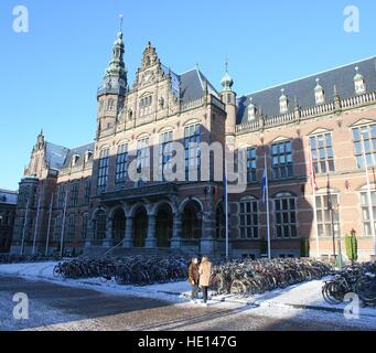 Winterliche Akademiegebäude, Groningen, Niederlande, Rijksuniversiteit Groningen - Universität Groningen. Stich von 2 Bildern Stockfoto