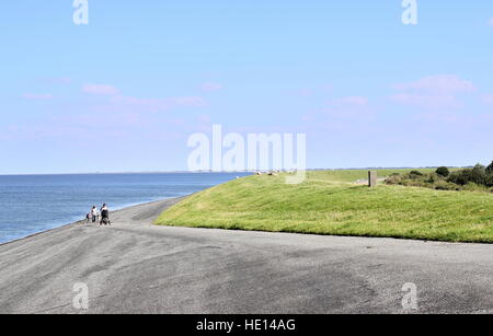 Zusätzlich zu einer verstärkten Deich am Wattenmeer-Küste in der Nähe von Lauwersoog, Friesland, Niederlande Stockfoto