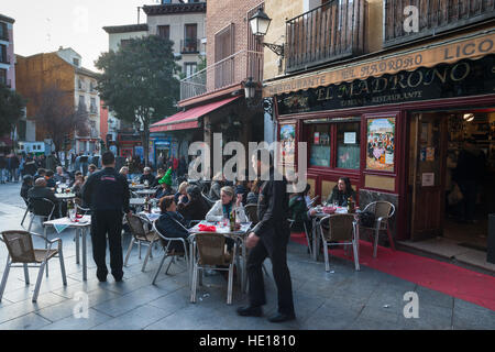 El Madrono Restaurant im Zentrum von Madrid, Spanien, mit Sitzgelegenheiten im Freien. Stockfoto