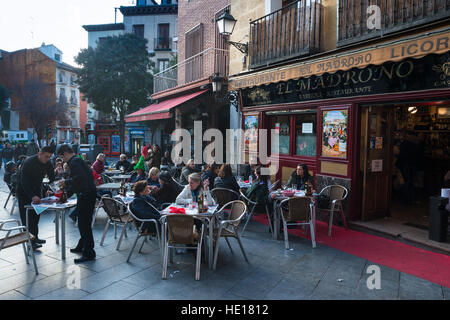 El Madrono Restaurant im Zentrum von Madrid, Spanien, mit Sitzgelegenheiten im Freien. Stockfoto