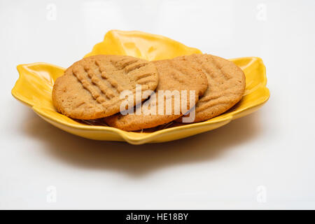 Selbstgemachte Erdnussbutter-Plätzchen auf einer gelben dekorativen blattförmige Platte. Closeup. Oklahoma, USA. Stockfoto