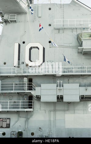 Nahaufnahme eines Teils der Brücke der USS Yorktown (CV-10), einem stillgelegten US Navy Flugzeugträger derzeit ein Museum bei Patriot es Point Stockfoto