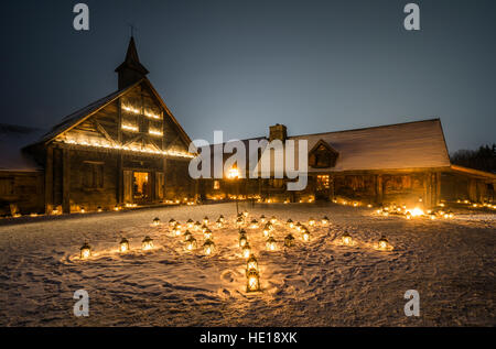 Urige Hütten bei Dämmerung beleuchtet von den Schein der Kerze Laternen zur Weihnachtszeit Stockfoto