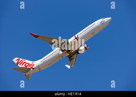 Virgin Australia Flugzeuge im Flug, Boeing 737-8FE gegen blauen Himmel Stockfoto
