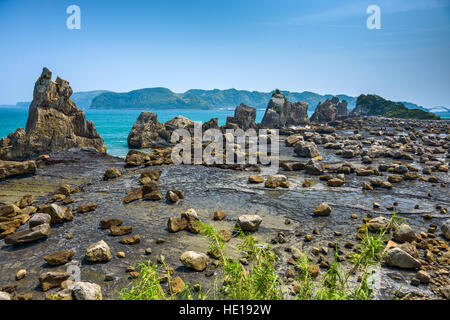 Kushimoto, Wakayama Präfektur, Japan Küste bei Hashi-gui-Iwa Felsen. Stockfoto