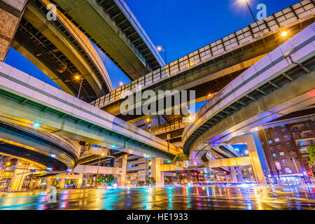 Hochstraßen und Straßen in Osaka, Japan. Stockfoto