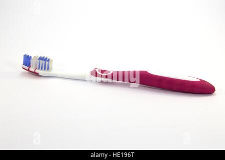 Lila und weißen Zahnbürste auf weißem Hintergrund Stockfoto