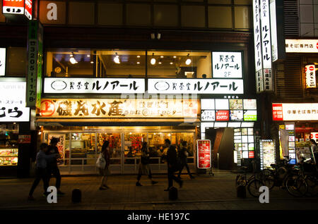 Japanische Leute und Reisende Ausländer zu Fuß vor der lokalen japanischen Restaurant in Okubo Dori in der Nachtzeit bei Shinjuku City am 20. Oktober 2016 in Stockfoto